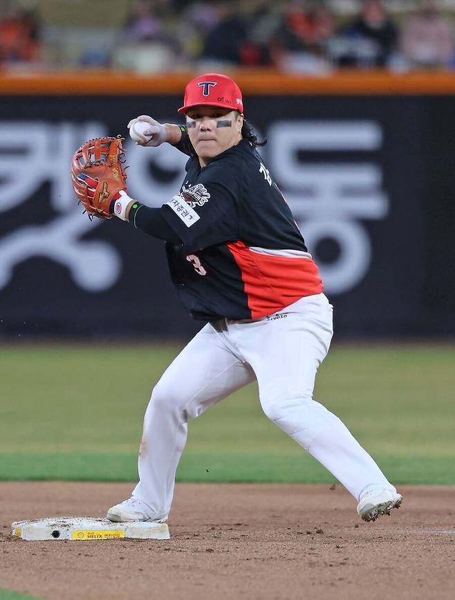 ▲ 18일 잠실 두산전에서 6회 박계범과 1루 위에서 충돌하며 큰 충격을 받아 교체된 김선빈 ⓒKIA타이거즈