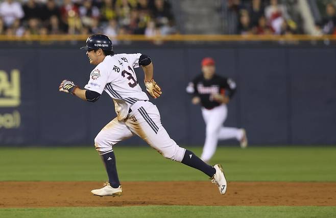 ▲ 타격은 물론 뛰어난 주루 플레이로 KIA 내야를 흔든 정수빈 ⓒ두산베어스