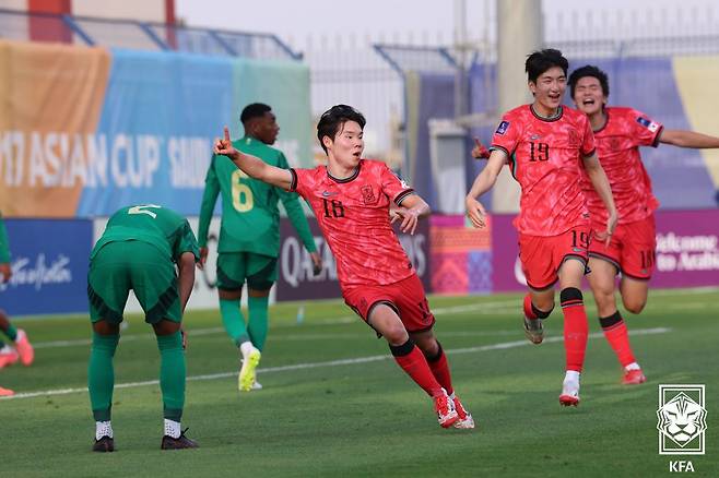 오하람(가운데)이 사우디아라비아와 U-17 아시안컵 준결승전에서 선제골을 넣고 세리머니하고 있다. /사진=대한축구협회(KFA) 제공
