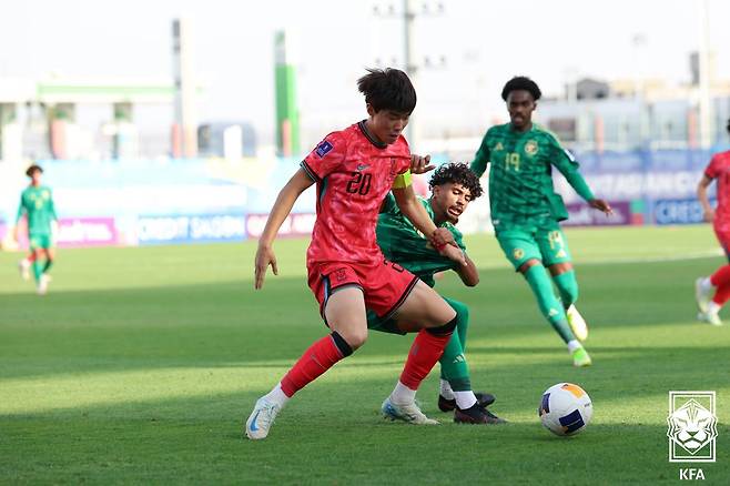 구현빈(20번)이 사우디아라비아 선수와 몸싸움을 벌이고 있다. /사진=대한축구협회(KFA) 제공