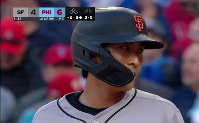 이정후가 9회초 필 쿠치 주심과 대화를 나누고 있다. /사진=중계화면 갈무리