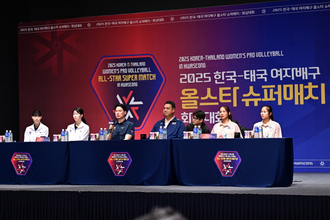 미디어데이에서 강성형 감독(왼쪽에서 3번째)이 취재진의 질문에 답하고 있다. /사진=KOVO 제공
