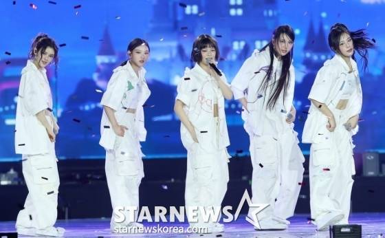 걸그룹 뉴진스(NewJeans)가 지난 27일 오후 태국 방콕 임팩트 챌린저 홀 1-2(IMPACT Challenger Hall 1-2)에서 진행된 '제 9회 아시아 아티스트 어워즈'(The 9th Asia Artist Awards, 이하 'AAA 2024')'에 참석해 멋진 무대를 선보이고 있다.   뉴진스는 이날 'AAA 2024'에서 대상 'AAA 올해의 가수'를 비롯해  '베스트 아티스트', '베스트 퍼포먼스' 등 3년 연속 대상 수상 및 3관왕의 영예를 안았다. /사진=김창현 chmt@