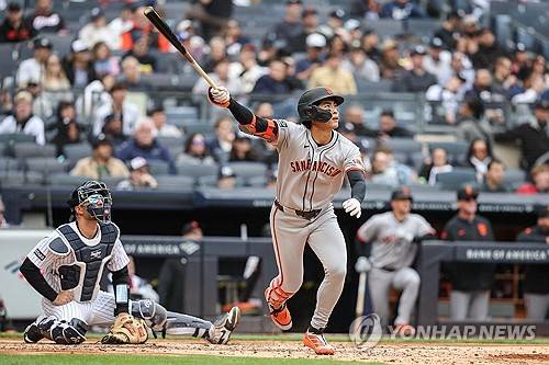 샌프란시스코는 18일 오전 5시5분 미국 펜실베니아주 필라델피아의 시티즌스 뱅크 파크에서 열리는 2025 미국프로야구 메이저리그(MLB) 정규시즌 필라델피아 필리스와의 원정 경기를 앞두고 선발 라인업을 발표했다. 발표된 라인업엔 최근 들어 3번 타자 중견수로 고정 출전하던 이정후의 이름이 사라졌다. 이정후는 전날 필라델피아 원정 경기에서 3번 타자 중견수로 선발 출전해 5타수 2안타, 2타점, 2득점을 기록하고 경기 종료 후 MLB 사무국이 선정한 경기 최우수선수(MVP)가 됐다. 시즌 타율은 전날 0.333에서 0.338로 올랐다. 타율 8위, 장타율 6위(0.647)를 달리고 있다. 출루율과 장타율을 더한 OPS는 1.042로 8위다.&nbsp;연합뉴스