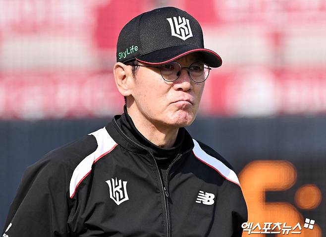 11일 오후 수원KT위즈파크에서 열리는 '2025 신한 SOL Bank KBO리그' 삼성 라이온즈와 KT 위즈의 경기, KT 이강철 감독이 선수들의 훈련 모습을 지켜보고 있다. 엑스포츠뉴스 DB