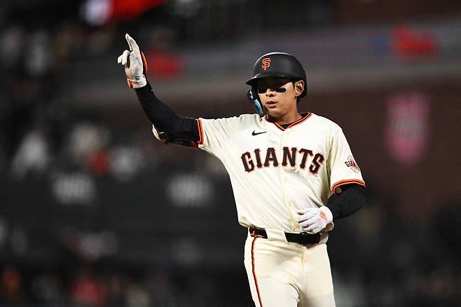 미국 메이저리그 샌프란시스코 자이언츠의 이정후가 18일(한국시간)&nbsp;미국 펜실베이니아주 필라델피아의 시티즌스 뱅크 파크에서 열린 2025 메이저리그 필라델피아 필리스와의 원정 경기에 대타로 출전, 내야 안타를 기록하면서 2경기 연속 안타 행진을 이어갔다. 사진 연합뉴스