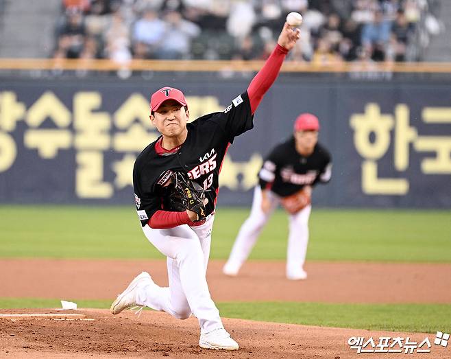 18일 오후 서울 송파구 잠실야구장에서 열린 '2025 신한 SOL Bank KBO리그' KIA 타이거즈와 두산 베어스의 경기, 1회말 KIA 선발투수 윤영철이 공을 힘차게 던지고 있다. 잠실, 김한준 기자