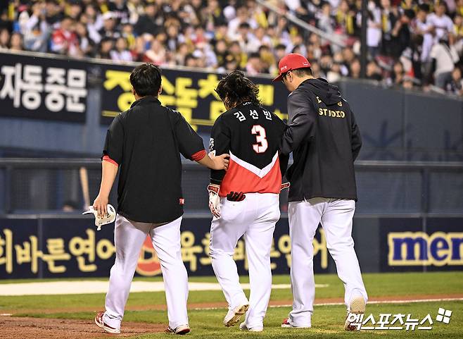 18일 오후 서울 송파구 잠실야구장에서 열린 '2025 신한 SOL Bank KBO리그' KIA 타이거즈와 두산 베어스의 경기, 6회초 무사 1루 KIA 김선빈이 번트를 시도한 후 두산 박계범과 충돌했다.  충돌하여 쓰러진 후 부축을 받으며 그라운드 빠져나가는 KIA 김선빈. 잠실, 김한준 기자