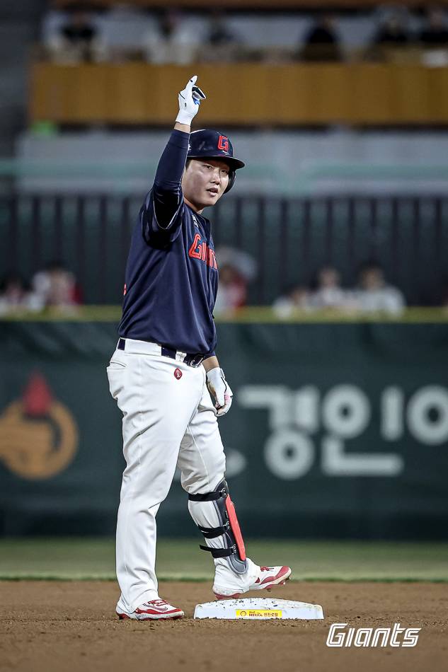 롯데 자이언츠 정보근이 정규시즌 경기에 출전해 안타를 친 뒤 세리머니하고 있다. 롯데 자이언츠