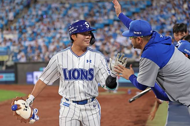 삼성 라이온즈 이창용이 18일 대구 삼성라이온즈파크에서 열린 롯데 자이언츠와의 경기에서 홈런을 친 뒤 축하 받고 있다. 삼성 라이온즈