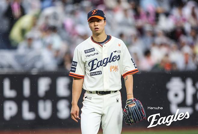 한화 투수 엄상백은 18일 대전한화생명볼파크에서 열린 '2025 신한 SOL Bank KBO 리그' NC와 정규시즌 첫 번째 맞대결에서 선발 등판했다. 5이닝 4실점을 기록하며 승리 투수가 됐지만, 전반적으로 만족할 수 없는 투구였다. 한화 이글스