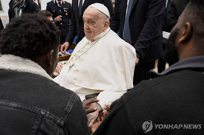 교도소 방문한 교황 (로마 AP=연합뉴스) 프란치스코 교황이 17일(현지시간) 이탈리아 로마의 레지나 코엘리 교도소를 방문해 재소자들과 만나고 있다. 2025.04.17 photo@yna.co.kr [바티칸 미디어 제공. 재판매 및 DB 금지]