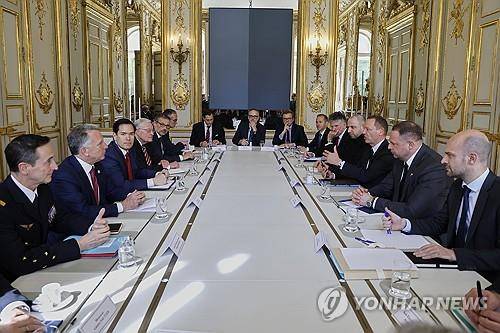 파리서 머리 맞댄 각국 대표단들 (파리 AP=연합뉴스) 미국, 우크라이나, 프랑스, 영국, 독일 외교·안보 대표들이 17일(현지시간) 프랑스 엘리제궁에 모여 우크라이나 종전 협상 방안을 논의하고 있다. 2025.04.17.