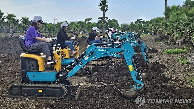 귀농귀촌·청년농업인 아카데미 굴착기 운전 실습 [농협 제주본부 제공.재판매 및 DB 금지]