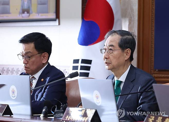 발언하는 한덕수 권한대행 (서울=연합뉴스) 한상균 기자 = 한덕수 대통령 권한대행 국무총리가 18일 정부서울청사에서 열린 국무회의에서 발언하고 있다. 2025.4.18 [대통령실통신사진기자단] xyz@yna.co.kr