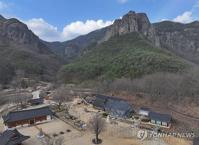 '아직 잔불 남았다'…여전히 방염포 두른 대전사 (청송=연합뉴스) 윤관식 기자 = 지난 29일 경북 청송군 대전사의 보광전 등 건물이 주불 진화 후에도 방염포를 두르고 있다. 2025.3.30 psik@yna.co.kr