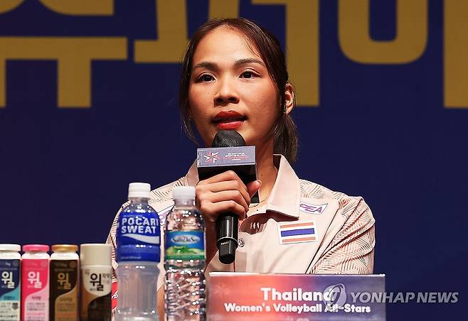 질문에 답하는 타나차 (화성=연합뉴스) 홍기원 기자 = 18일 경기도 화성시 롤링힐스 호텔에서 열린 '2025 한국ㆍ태국 여자배구 올스타 슈퍼매치' 미디어데이에서 태국 타나차 선수가 질문에 답하고 있다. 2025.4.18 xanadu@yna.co.kr