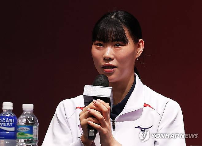 질문에 답하는 정윤주 (화성=연합뉴스) 홍기원 기자 = 18일 경기도 화성시 롤링힐스 호텔에서 열린 '2025 한국ㆍ태국 여자배구 올스타 슈퍼매치' 미디어데이에서 한국 정윤주 선수가 질문에 답하고 있다. 2025.4.18 xanadu@yna.co.kr