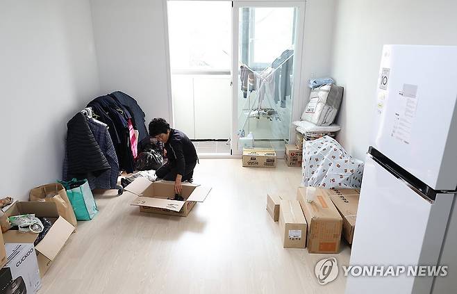 임시주택 입주한 경북산불 이재민 (안동=연합뉴스) 박세진 기자 = 18일 경북 안동시 권정생 어린이문학관 터에 설치된 안동시 1호 임시주택(모듈러주택)의 입주가 시작된 가운데 한 이재민이 짐을 정리하고 있다. 이곳에는 모듈러주택 18동이 설치됐으며 1동당 30㎡로 현관, 욕실, 침실, 발코니로 구성됐다. 2025.4.18 psjpsj@yna.co.kr