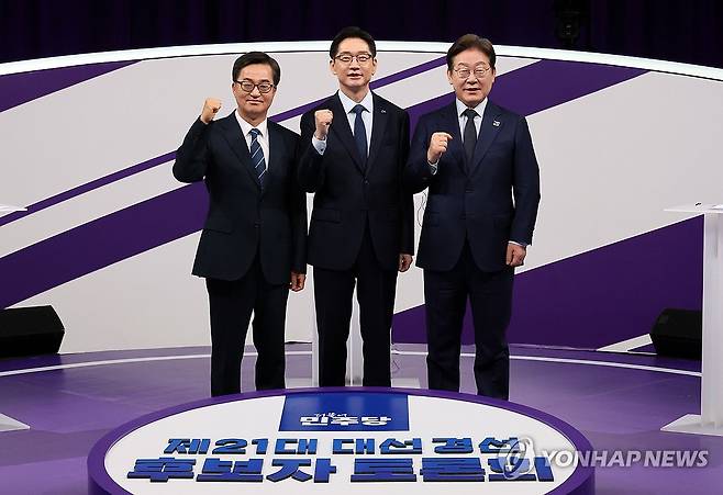 민주당 대선 경선 후보 첫 TV 토론회 (서울=연합뉴스) 더불어민주당 대선 경선 주자인 이재명(오른쪽부터)·김경수·김동연 후보가 18일 서울 마포구 상암동 MBC에서 첫 TV토론회를 시작하기에 앞서 기념촬영 하고 있다. 2025.4.18 [국회사진기자단] utzza@yna.co.kr