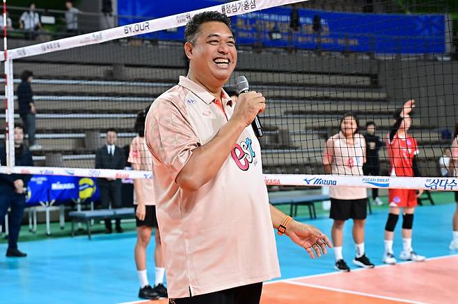 유소년 아카데미에서 인사말하는 키아티퐁 태국 여자올스타팀 감독 [한국배구연맹 제공. 재판매 및 DB 금지]