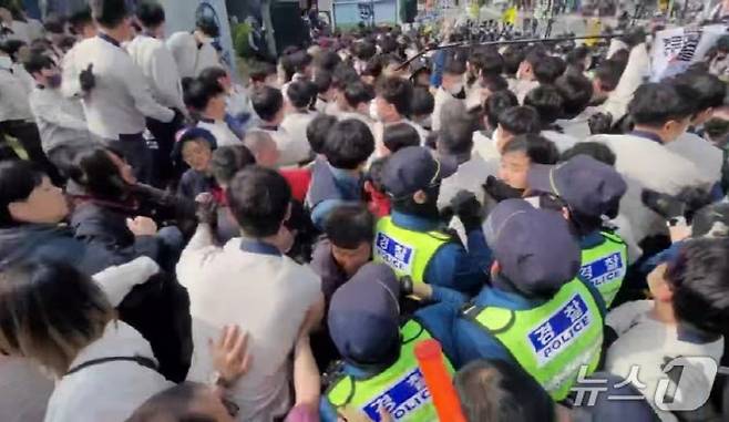지난 18일 오후 3시 30분쯤 현대자동차 울산공장 앞에서 열린 하청업체의 집단해고 항의 집회 중 집회 참가자와 사측 경비대가 충돌하고 있다. (사진=뉴스1)