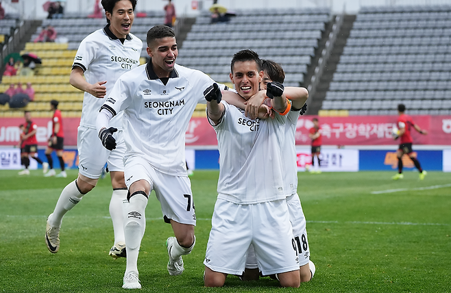 12일 경남전 득점 후 세레머니를 하는 성남FC 후이즈
