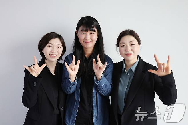 尹 탄핵 촉구 집회 수어통역사 정지은(왼쪽부터), 윤하원, 김홍남 씨가 18일 서울 종로구 뉴스1 본사에서 뉴스1과 인터뷰를 하고 있다. 2025.4.18/뉴스1 ⓒ News1 박지혜 기자