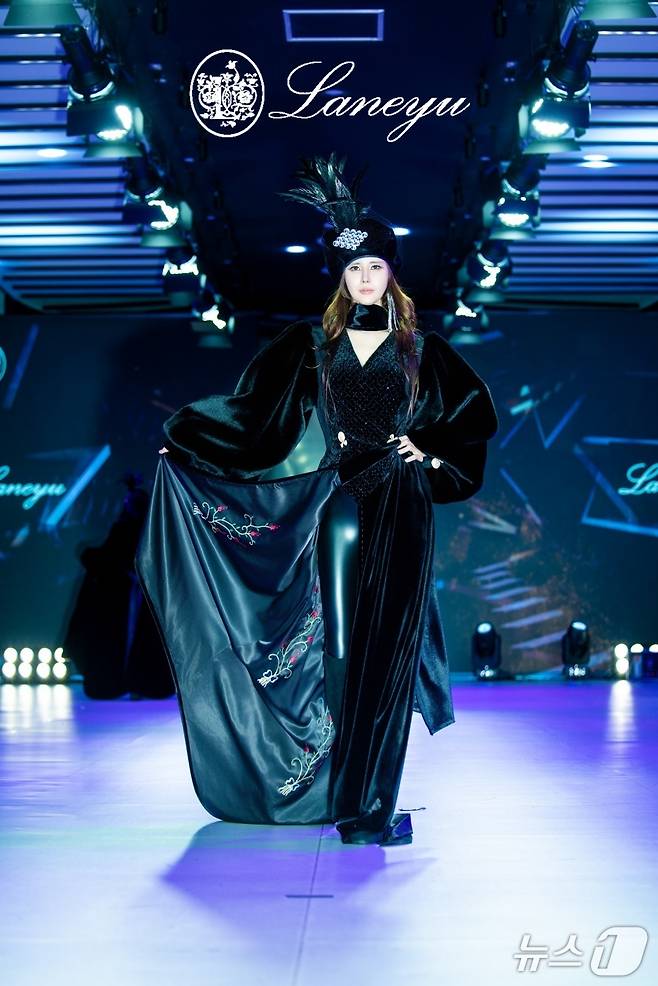 대구 출신 나영희 모델이 지난 15일 열린 랑유 김정아 단독 패션쇼 무대에 올라 워킹을 하고 있다.(사진작가 태양 제공)