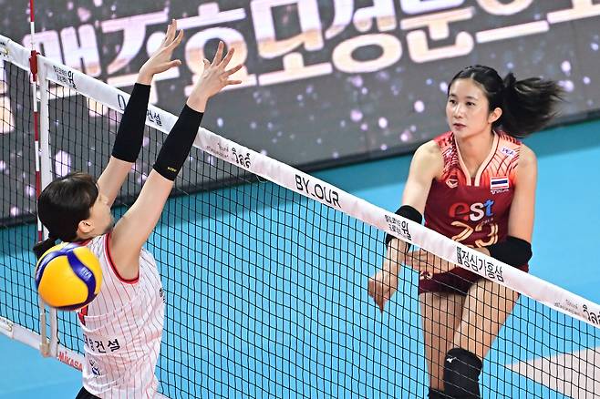한국 여자배구 올스타 팀이 태국과의 올스타 슈퍼매치 1차전서 1-3으로 패했다.(KOVO제공)