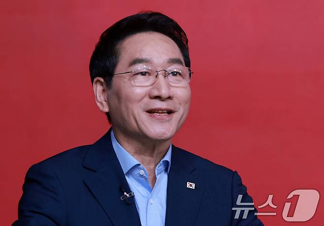 유정복 국민의힘 대선 경선 후보가 19일 오후 서울 강서구 ASSA아트홀에서 열린 국민의힘 '제21대 대통령후보자 1차 경선 조별 ‘토론회에서 인사말을 하고 있다. 2025.4.19/뉴스1 ⓒ News1 김진환 기자