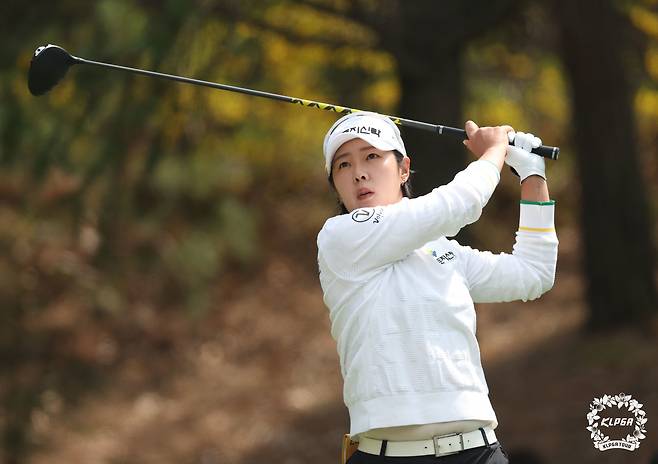 박지영이 10일 경북 구미에 위치한 골프존카운티선산CC에서 열린 'iM금융오픈' 1라운드 4번홀에서 티샷 하고 있다. (KLPGA 제공. 재판매 및 DB 금지) 2025.4.10/뉴스1