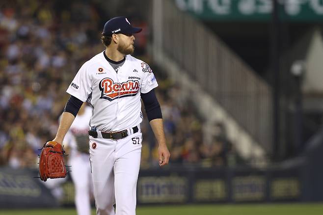 두산 콜 어빈은 18일 서울 잠실구장에서 열린 2025 KBO리그 정규시즌 KIA전서 선발 등판해 6.1이닝 2안타 3볼넷 4삼진 1실점으로 퀄리티스타트(QS)를 쐈다. 사진 | 두산 베어스