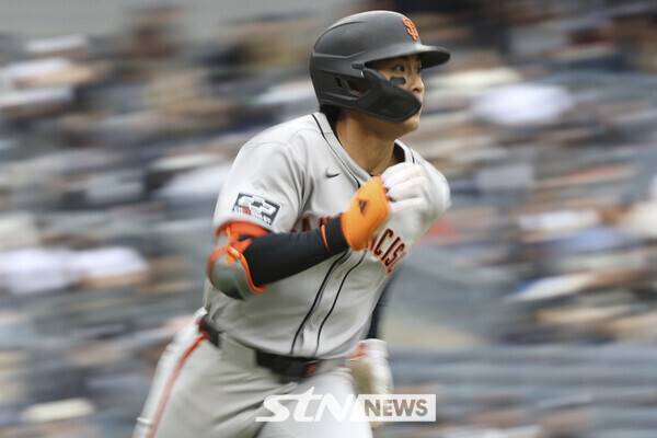 샌프란시스코 자이언츠의 이정후가 13일(현지 시간) 미국 뉴욕 양키 스타디움에서 열린 2025 메이저리그(MLB) 뉴욕 양키스와의 경기 4회 초 1점 홈런을 친 후 베이스를 돌고 있다. 이정후는 6회에도 3점 홈런을 기록하며, 3타수 2안타 4타점 2득점 1볼넷의 활약으로 팀의 5-4 승리를 이끌었다. 사진┃뉴시스/AP