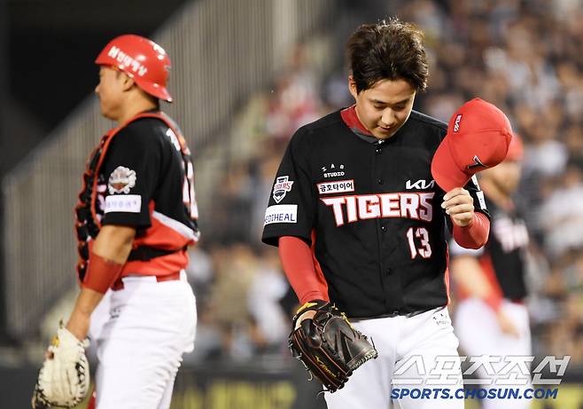 18일 잠실구장에서 열린 두산 베어스와 KIA 타이거즈의 경기. 3회말 2사 만루 KIA 선발 윤영철이 마운드에서 내려오고 있다. 잠실=박재만 기자 pjm@sportschosun.com/2025.04.18/