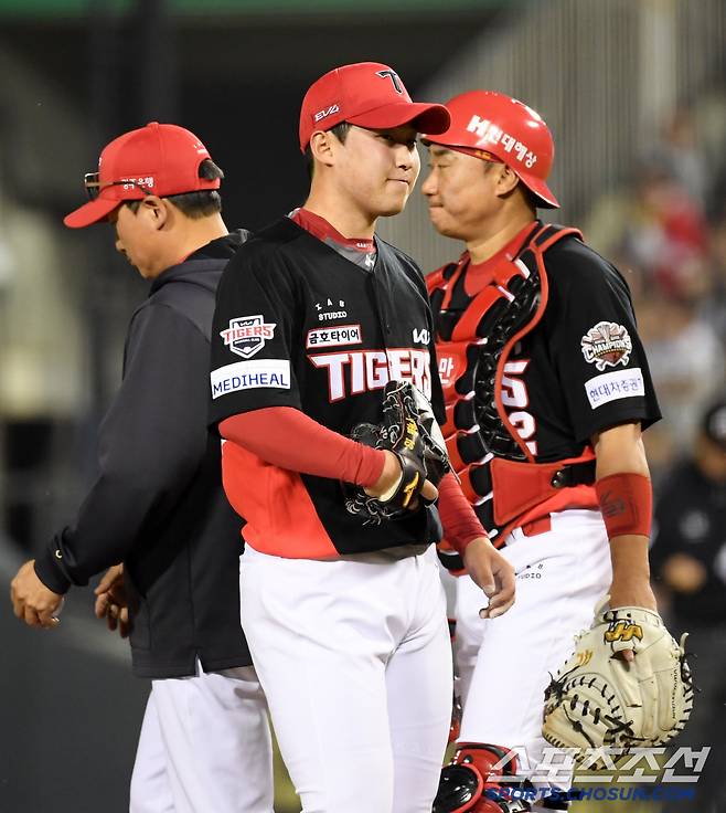 18일 잠실구장에서 열린 두산 베어스와 KIA 타이거즈의 경기. 3회말 2사 만루 KIA 선발 윤영철이 마운드에서 내려오고 있다. 잠실=박재만 기자 pjm@sportschosun.com/2025.04.18/