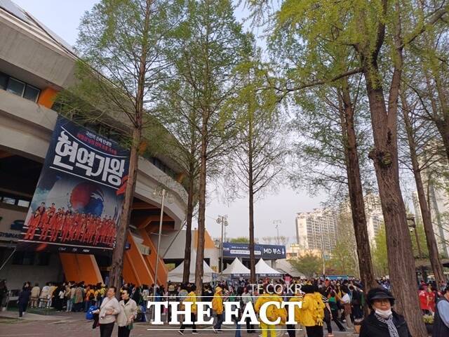 트롯팬들이 오랫동안 기다렸던 '현역가왕2' 전국투어 콘서트가 18일부터 장기 레이스에 들어갔다. 이날 오후 서울 콘서트가 열린 잠실실내체육관 주변은 첫날부터 관객 열기로 후끈 달아올랐다. /강일홍 기자