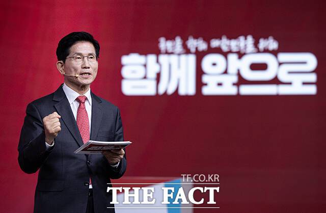 김문수 국민의힘 경선 후보가 18일 오후 서울 강서구 ASSA아트홀에서 열린 국민의힘 '제21대 대통령후보자 1차 경선 비전대회'에서 비전을 발표하고 있다. /국회사진취재단