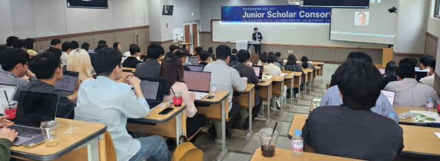 김상수 한국경영정보학회 부회장(용인대 경영학과)이 행사를 설명하고 있다..