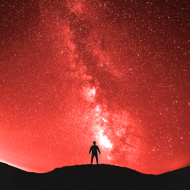 은하수 아래 서 있는 사람