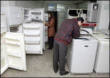 서울시내 한 재활용센터에서 주민이 재활용품으로 수거된 중고 세탁기를살펴보고 있다./조선DB