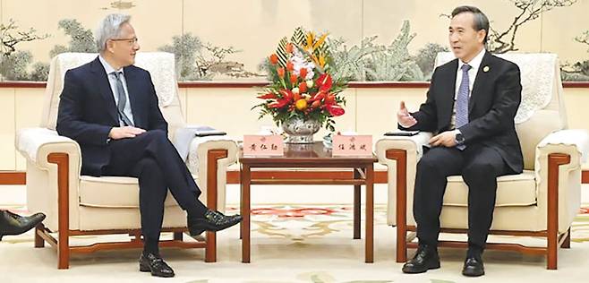 17일 중국 베이징에서 젠슨 황(왼쪽) 엔비디아 CEO가 런훙빈 중국국제무역촉진위원회 회장과 회담을 갖고 있다. 황 CEO는 이날 트레이드 마크인 가죽 재킷 대신 정장 차림이었다. 민간보다 당정의 힘이 센 중국에선 기업인들이 고위 관료와 만날 때 위계질서를 고려해 정장을 입는 게 관례처럼 돼 있다. 이 자리에서 황 CEO는 "엔비디아는 중국에서 커 왔고, 중국은 지난 30년간 이를 지켜봐 왔다"고 했다. /중국중앙TV·웨이보