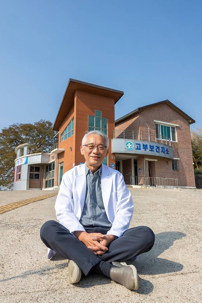/이신영 영상미디어 기자 임경수 소장이 정읍 고부보건지소 앞에 앉았다. 그는 평일에는 이 건물 옥탑방에서 지내고 주말에는 분당 집으로 올라간다. 한 달에 생활비 50만원을 쓰는 소박한 삶이지만, '지금이 인생의 황금기'라고 했다.
