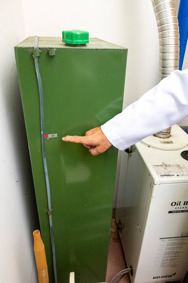 /이신영 영상미디어 기자 임경수 원장이 옥탑방으로 거처를 옮기며 친구에게 선물 받은 등유 한 통. 이 한 통으로 남은 임기를 버티겠다고 결심한 날짜, '1월 18일'을 표시해뒀다.