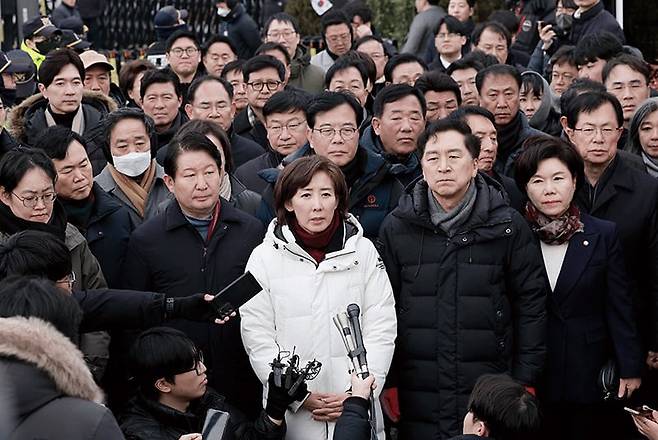 지난 1월 6일 탄핵으로 직무 정지된 윤석열 대통령이 공수처의 체포 영장 집행을 거부하는 가운데, 용산 대통령 관저 앞에 국민의힘 의원 등 관계자들이 집결한 모습. /뉴시스