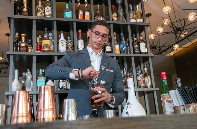 디미트리 피터슨 바 매니저가 칵테일을 만들고 있는 모습. /장련성 기자