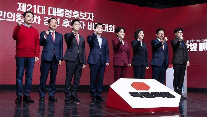 유정복·홍준표·김문수·안철수·양향자·나경원·이철우·한동훈 국민의힘 대선 경선 후보가 18일 오후 서울 강서구 ASSA아트홀에서 열린 '21대 대통령후보자 국민의힘 1차 경선 후보자 비전대회'에서 기념촬영을 하고 있다. ⓒ국회사진취재단