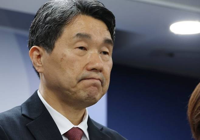 이주호 사회부총리 겸 교육부 장관이 지난 17일 서울 종로구 정부서울청사에서 열린 2026학년도 의대 모집인원 조정 방향 관련 브리핑을 마친 후 굳은 표정을 짓고 있다.ⓒ뉴시스