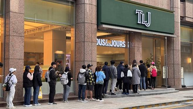 17일 오전 6시50분경 압구정 뚜레쥬르 압구정직영점 앞에 이른바 빵 뷔페로 불리는 ‘그린 플레이트’를 경험하기 위해 50명의 고객이 개점을 기다리고 있었다. 윤우열 기자 cloudancer@donga.com