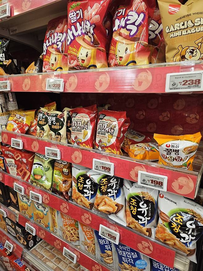 우리나라엔 없는 불닭볶음면 파는 일본 돈키호테 ㄷㄷㄷ